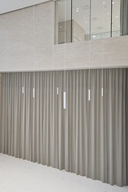 Tyylikkäät akustiikkaverhot koulutiloihin