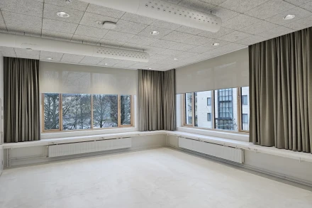 Screenkaihdin säilyttää näkymän, akustiikkaverho vaimentaa ääntä