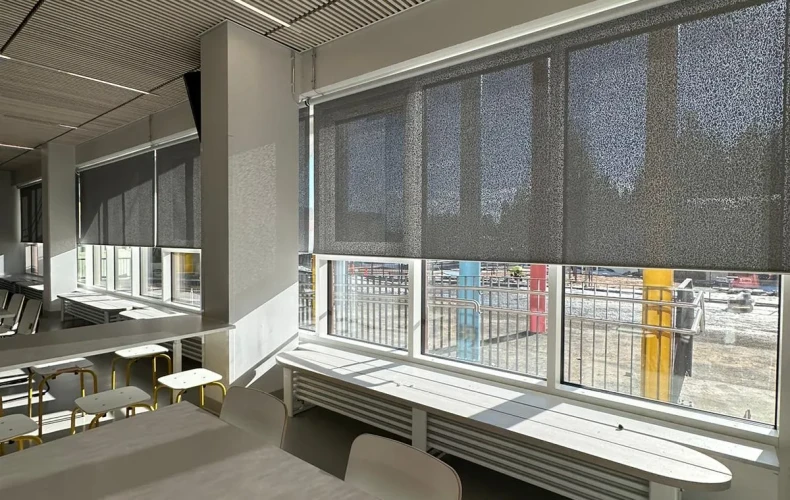 Sisäpuolinen screen-rullaverho