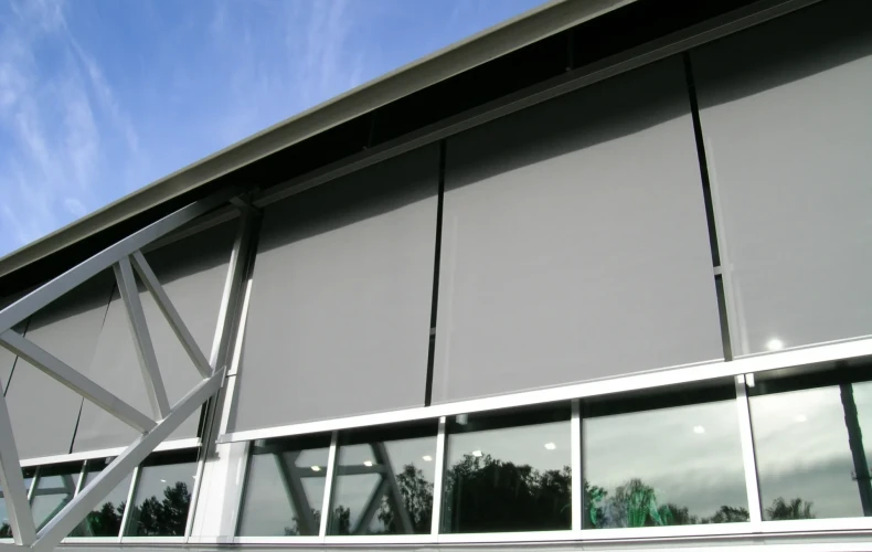 Ulkopuolinen screenratkaisu Vaasan uimahalli 