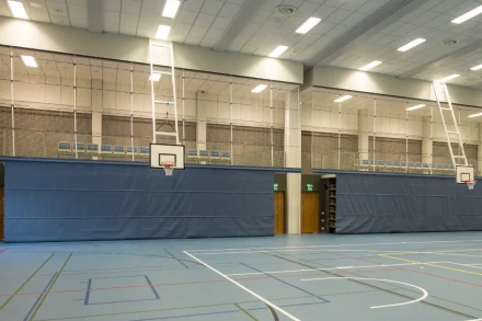 Kangas-verkkoseinä liikuntasalissa suojaa ja rajaa tilaa turvallisesti