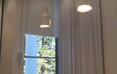 Kauniisti laskostuva pimennysverho korkeassa tilassa