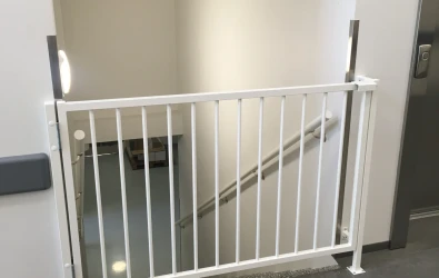 Kulkuportti portaikon edessä