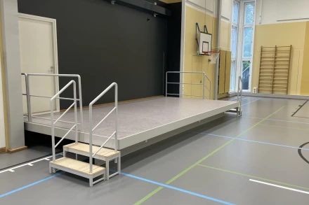 Koulun liikuntasalissa seinälle kääntyvä näyttämö