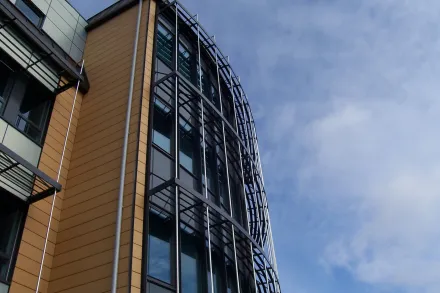 Aurinkosäleikkö julkisivun koristeena ja suojana