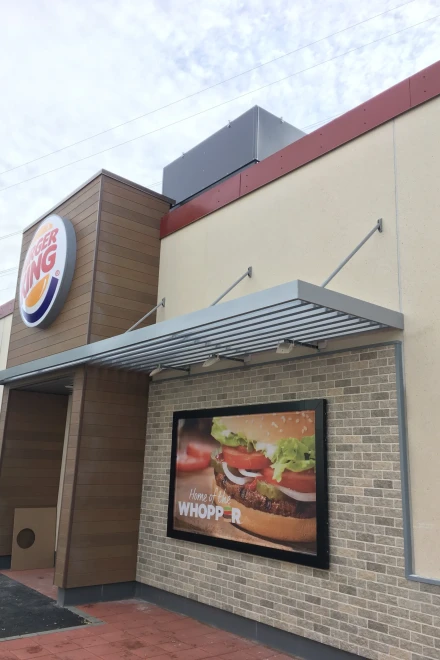 Pedelux SunBlock75 korostaa rakennuksen arkkitehtuuria ja vähentää energiankulutusta.