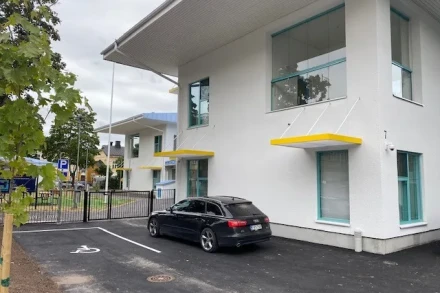 Pedelux lippasäleikkö ikkunan edessä suojaamassa valolta