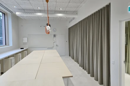 Pedeluxin verhot tarjoavat näkösuojaa esimerkiksi koulutiloihin