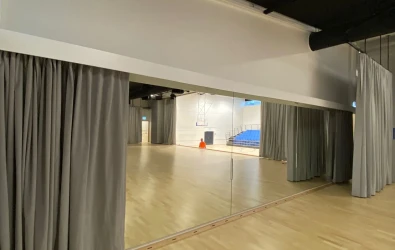 Peiliverho tanssisalissa - Pedelux