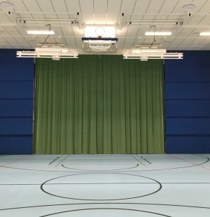 Ylös laskostuva akustiikkaverho image