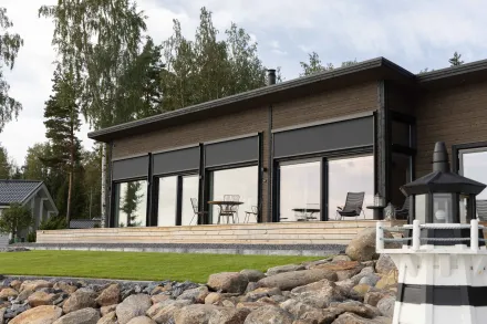 Zipscreenin polttomaalattu kotelo sulautuu kauniisti rakennukseen