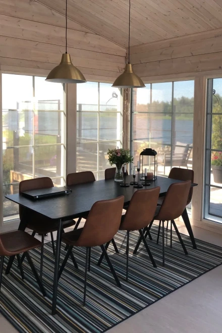 Sisäpuolinen screenverho pitää tilat viileinä ja valoisina